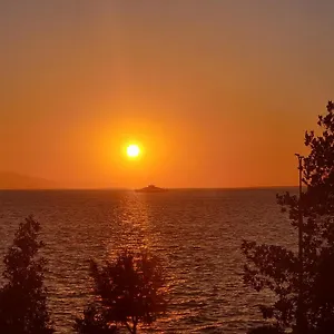 Apartment Elegant & Cozy Retreat Home, Center Gem By The Seaside, Steps From The Tram Izmir